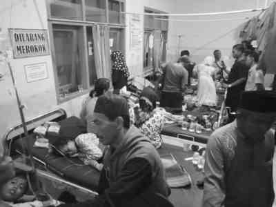 17日，在印尼东爪哇省苏民纳，渡轮倾覆事故中的伤者在一家医院接受治疗（手机拍摄）。新华社